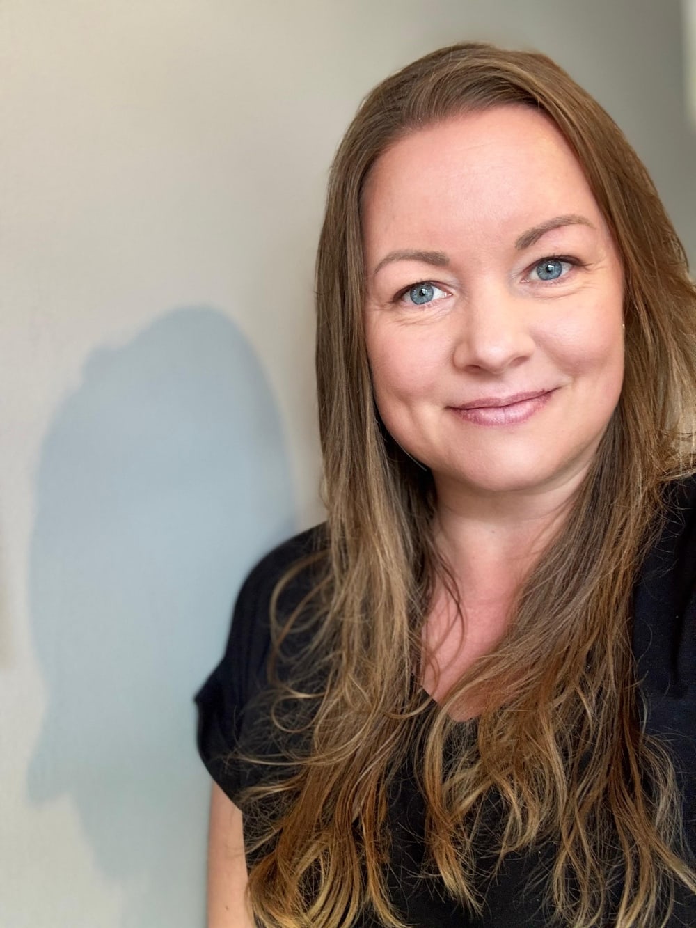Michaela schaut lächelnd in die Kamera